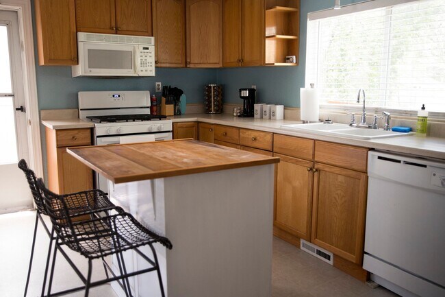 Building Photo - Charming 1 bed home in the heart of Downto...