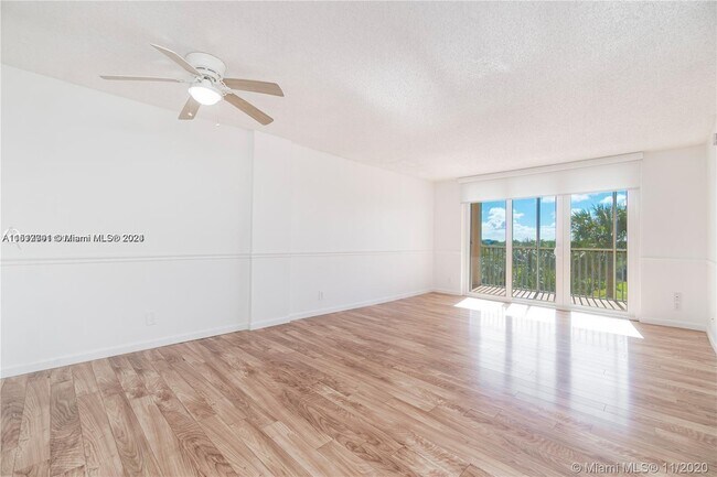 Building Photo - 250 Jacaranda Dr