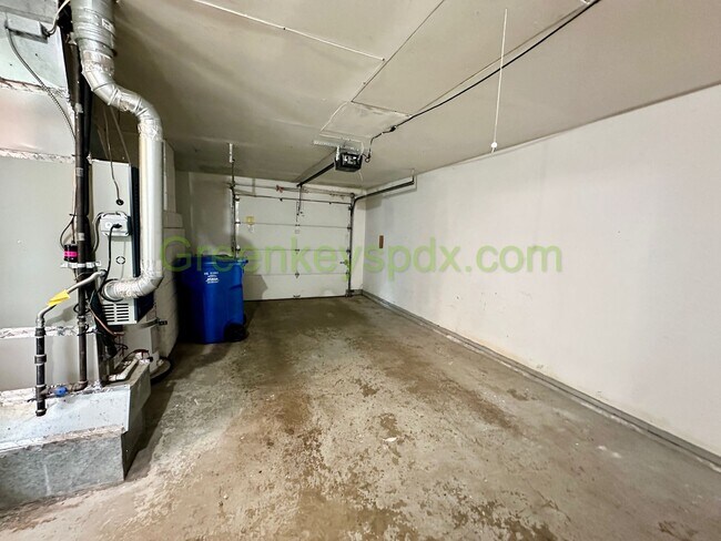 Building Photo - Beautiful Milwaukie 3 Bedroom