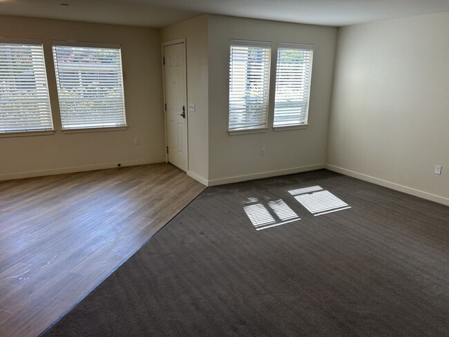 Building Photo - 2 Bed, 1 Bath, 850 Square Foot Ground Floor-Single Story Apartment with Air Conditioning
