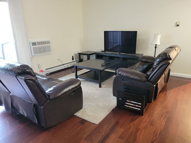 Building Photo - Move in Ready, Renovated Furnished 2 bedro...