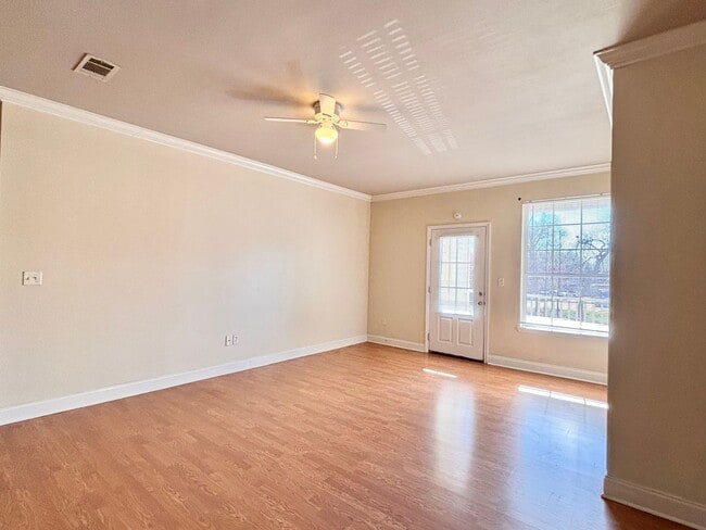 Building Photo - 3 Bedroom Condo Near LSU! Located in a gat...