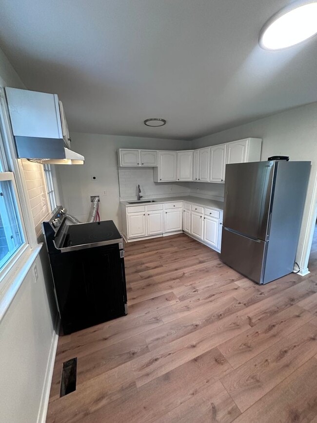 Building Photo - Three Bedroom House