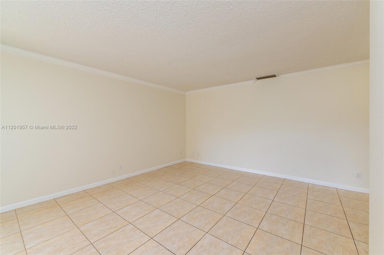 Primary Photo - 315 S Crescent Dr