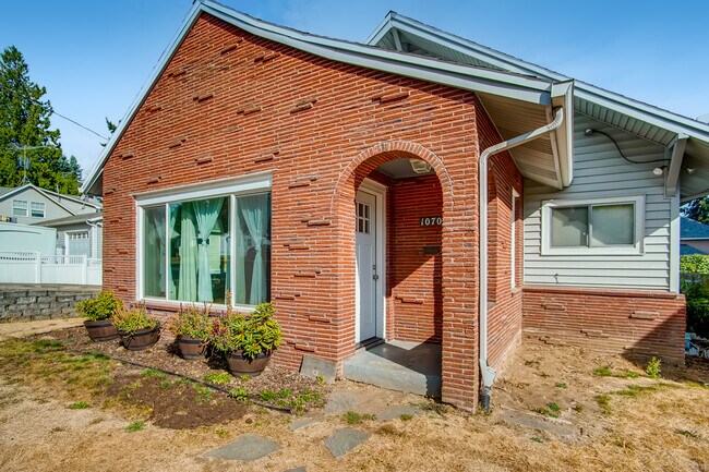 Building Photo - 10705 NE Skidmore St