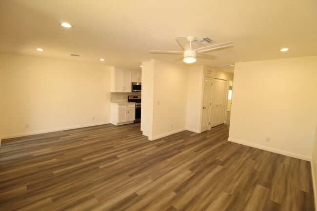 Building Photo - Remodeled 2+1 Upstairs Parkside Condo