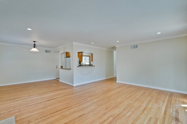 Foto del edificio - Charming & Refreshed Well-Maintained 4 Bed...
