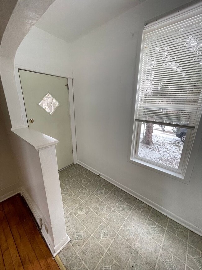 Building Photo - 1302 W 1st St