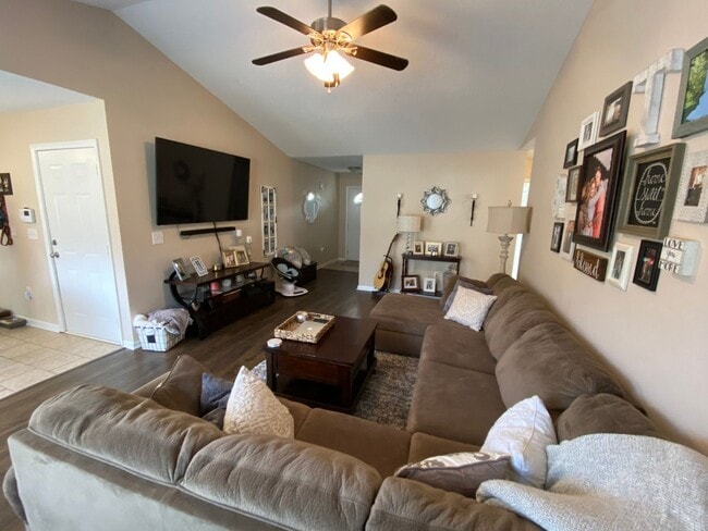 Building Photo - Moore - Cute 3BR/2BA with Oversized Garage...