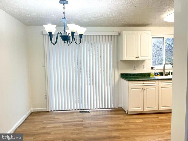 Building Photo - 11165 Captain's Walk Ct