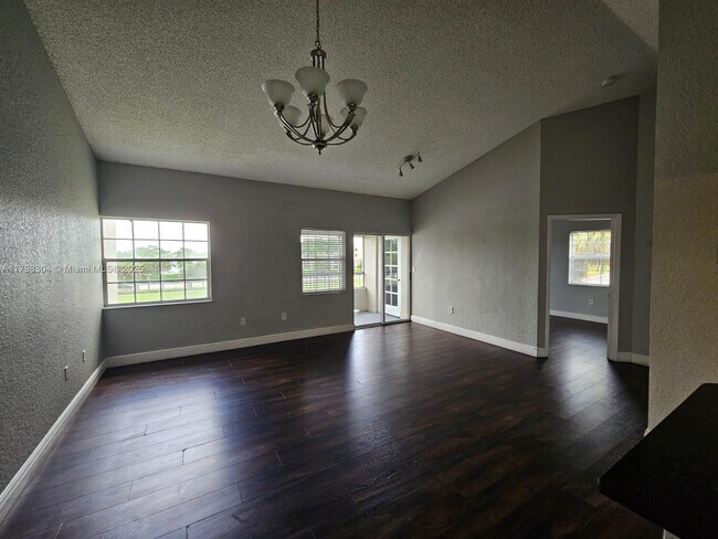 Foto del edificio - 2861 N Oakland Forest Dr