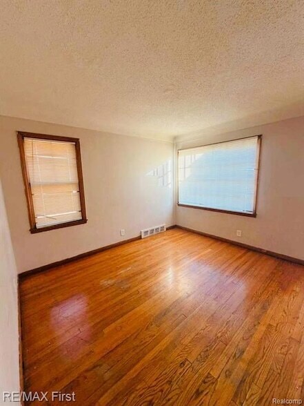 Foto del edificio - 15625 Bringard Dr