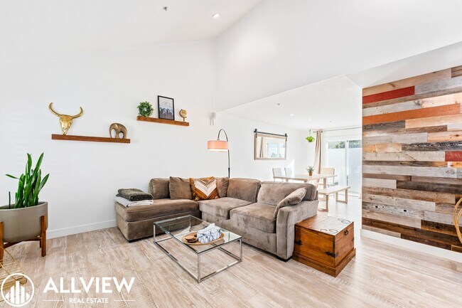 Building Photo - Gorgeous 2 Bed 2.5 Bath in the Desirable C...