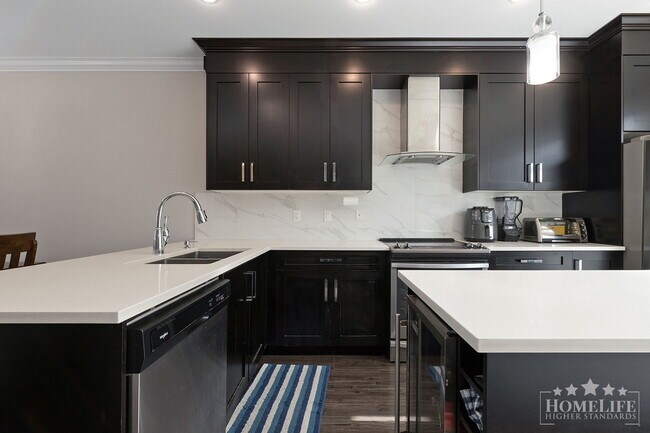 Photo du bâtiment - Modern 4 Bedroom 3.5 Bathroom Townhouse in...