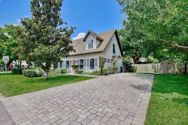 Building Photo - Lovely 3/2.5 Spacious Home with a Large Ba...