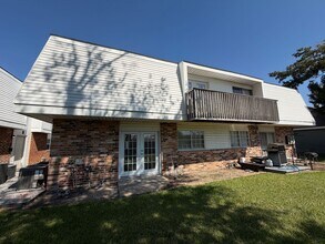 Building Photo - 1043 Deesport St