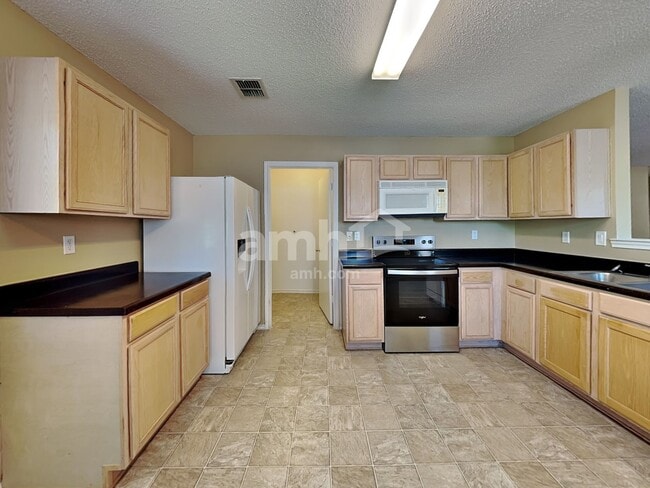 Building Photo - 1100 Willow Tree Dr