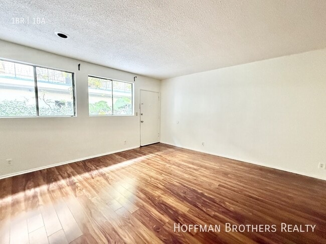 Building Photo - 4033 Sunset Blvd