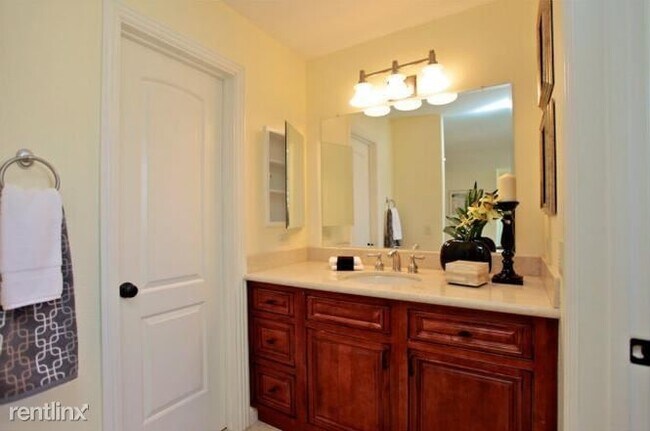 Building Photo - 3 br, 0.5 bath Townhome - 849 Quince ave