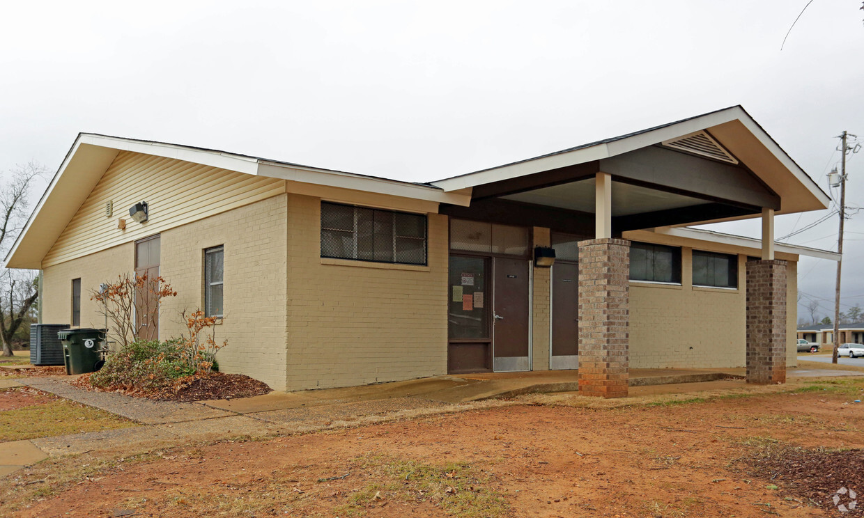 Building Photo - Cresent East Apartments