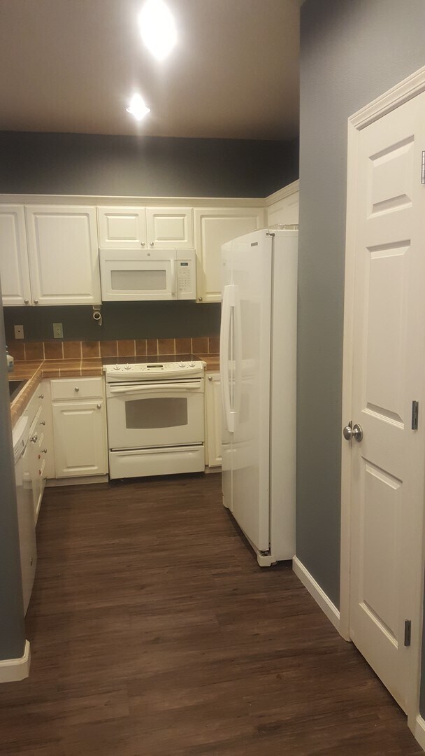 Building Photo - Bethany Area 3 bedroom !!! - Available to ...