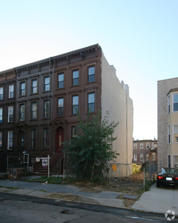 Building Photo 11/10/06 - 624 Willoughby Ave