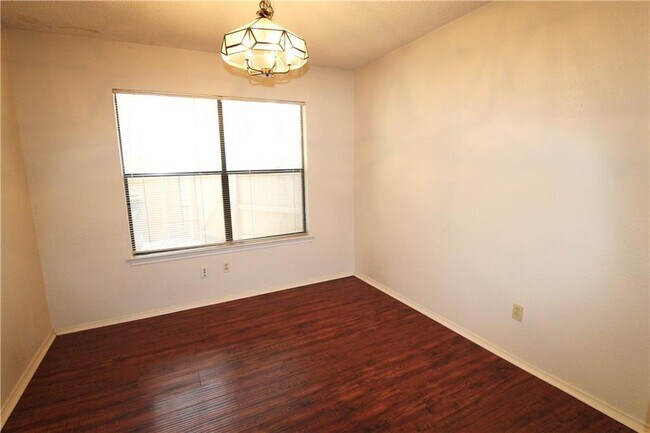 Foto del edificio - 15706 Racine Cove