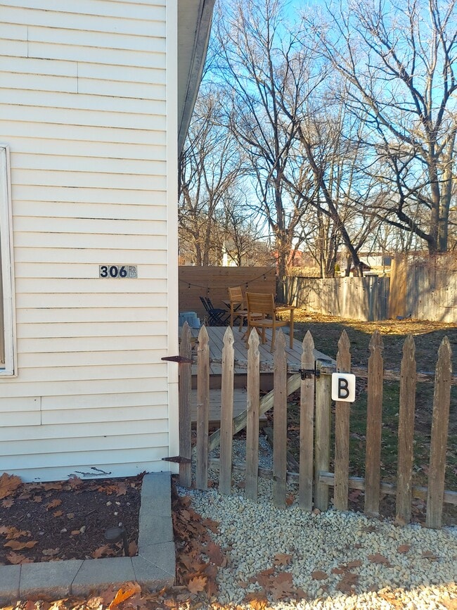 Building Photo - 306 E Maple St