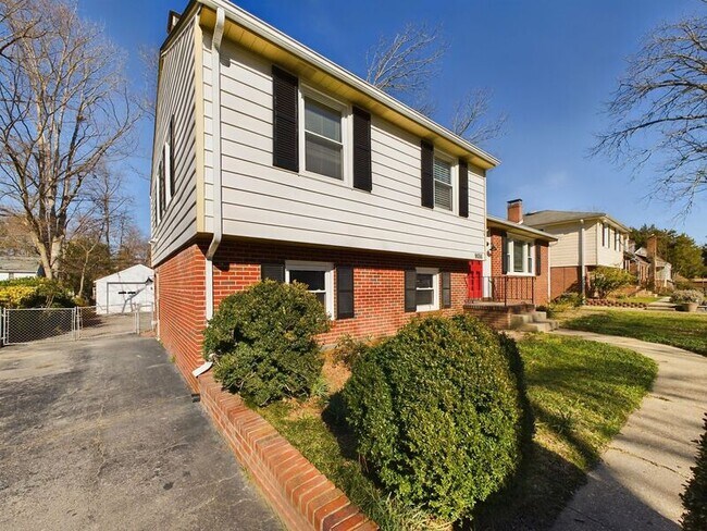 Building Photo - 9006 Avalon Dr