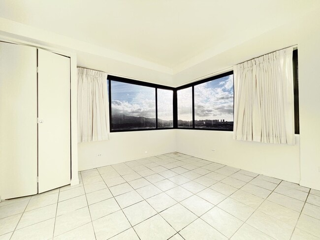 Building Photo - Ocean Views Salt Lake Condo with A/C