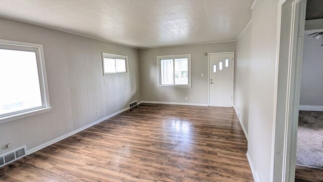 Building Photo - 1005 W. Dale, 3 bedroom home with basement...