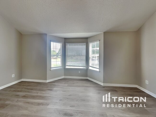 Building Photo - 4682 Centurian Wy View SW