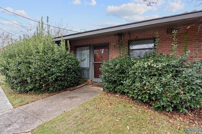 Building Photo - 2014 Colony Dr SW