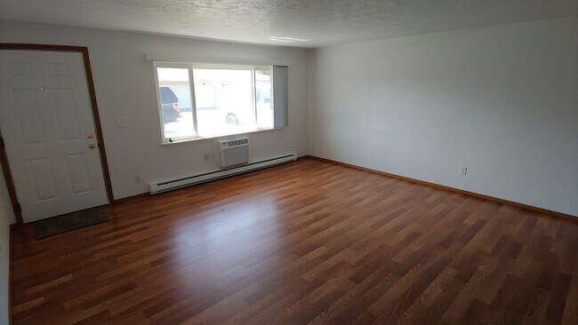 Living Room - 832 E Juniper St
