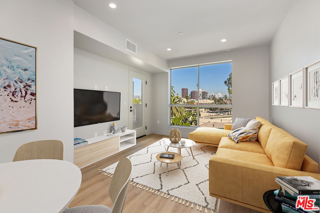 Foto principal - 12431 Rochester Ave