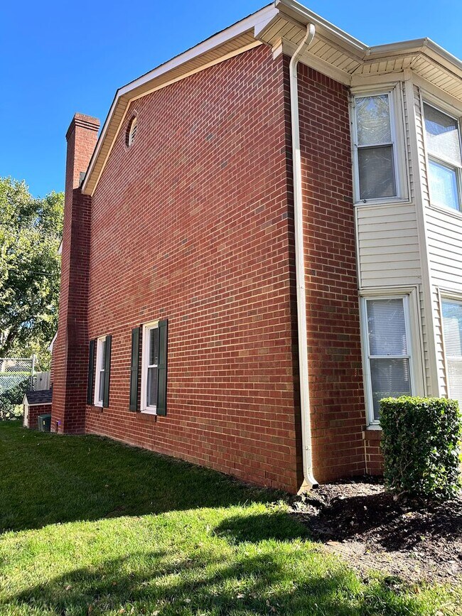 Building Photo - Beautiful Condo in desired Chicks Beach area