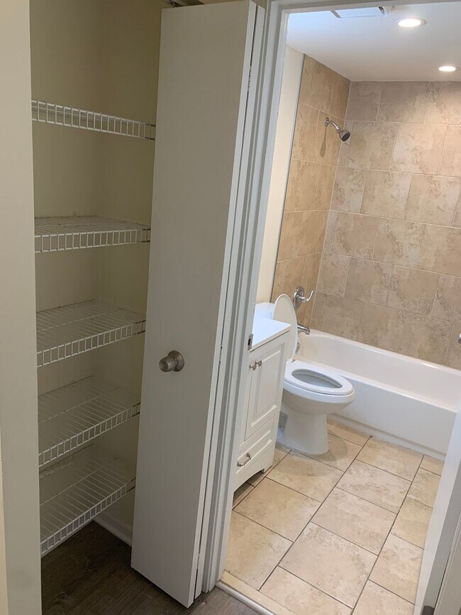 Building Photo - Spacious 2-Bedroom Townhome – Newly Renova...