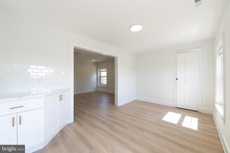 Building Photo - 9 E Holly