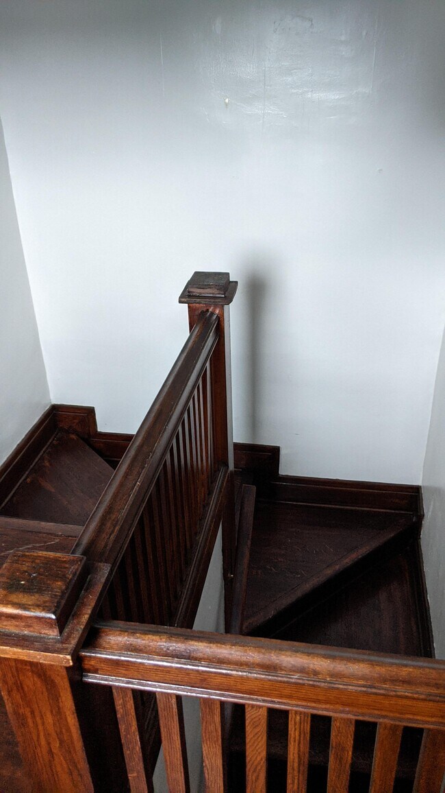 escalera frontal - 366 E Ferry St