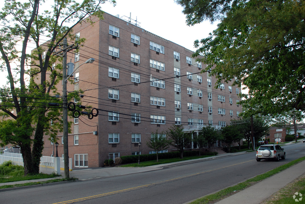 Building Photo - Maplewood Plaza Condo