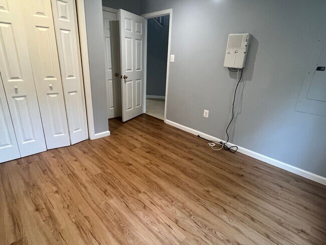 Foto del edificio - Amazing 5 BR/3 BA Townhome in Randle Heights!