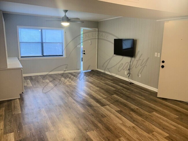 Foto del edificio - Spacious 3BR/1BA Lower-Level Apartment wit...