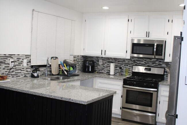 Foto del edificio - Charming 3BR House in Colton
