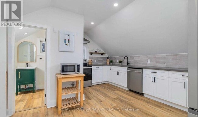 Building Photo - 659 Dolph St N