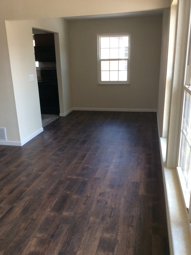 Building Photo - BEAUTIFUL REMODELED APARTMENT
