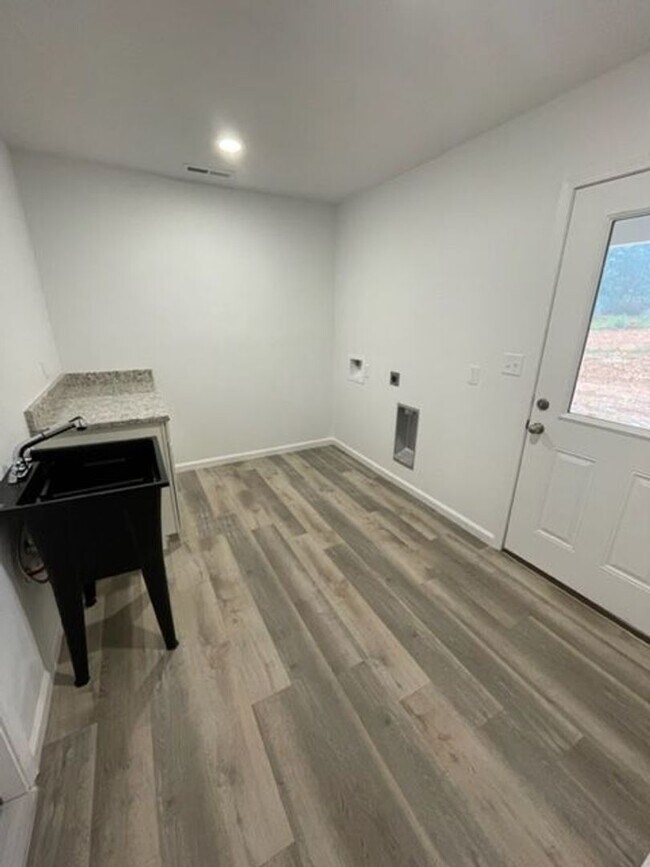 Foto del edificio - Duplexes Now Available!