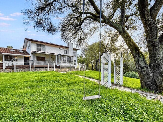 Building Photo - 3 Bed & 2.5 Bath House in Fallbrook, CA / ...