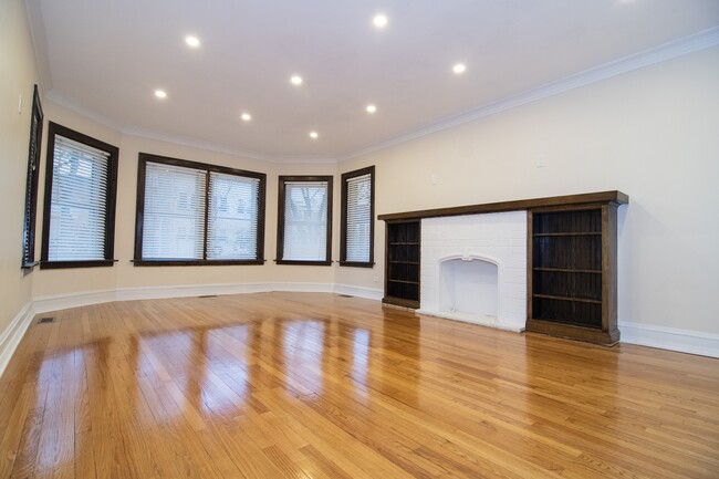 First floor living room - 7534 N Oakley Ave