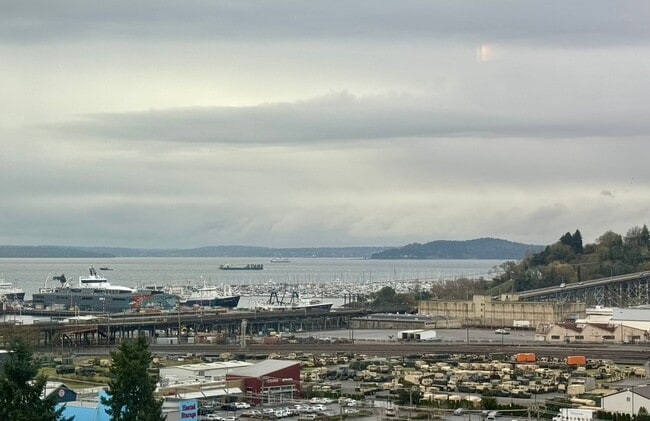 Building Photo - Queen Anne Townhome-Style Condo