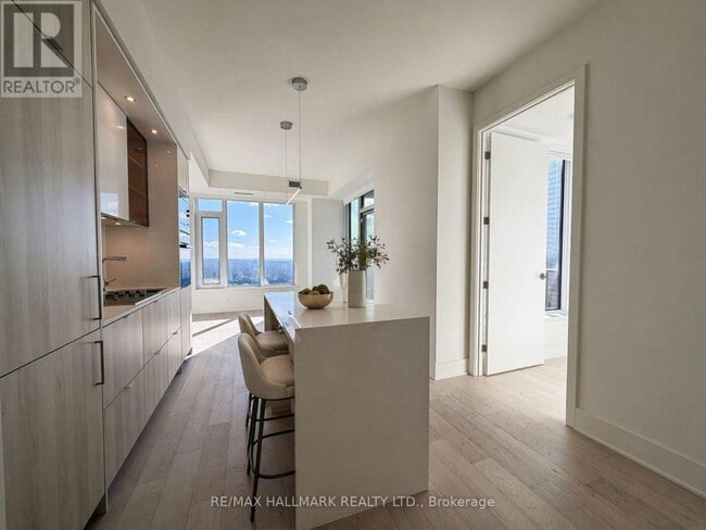 Building Photo - 11 Yorkville Ave